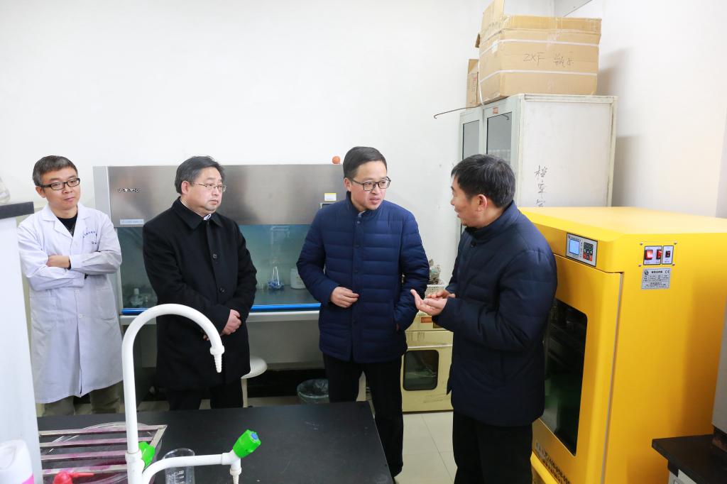 陈维忠听取贝博官网酒类人才培养情况汇报
