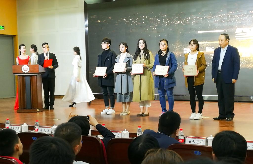 贝博官网龚徐慧同学获得书法类作品二等奖(左二)