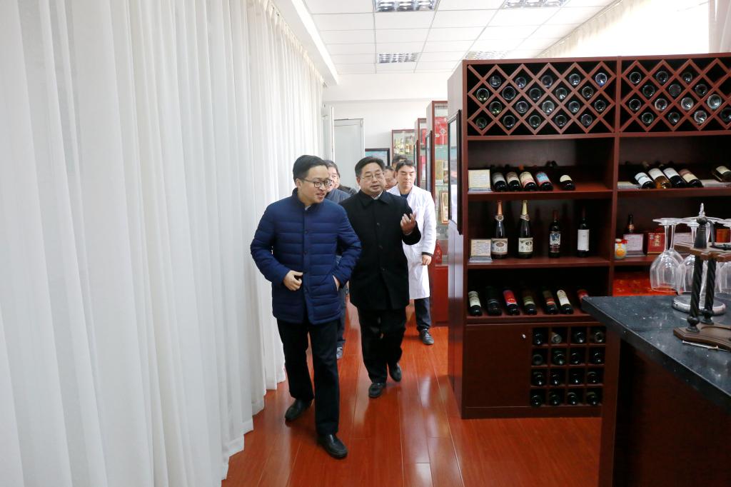 陈维忠一行考察贝博官网酒类实验室