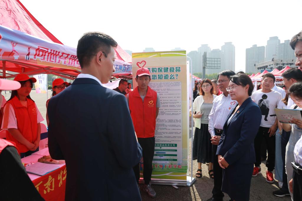 省青联副主席张楠向团省委书记王艺介绍贝博官网“食品安全进社区”项目
