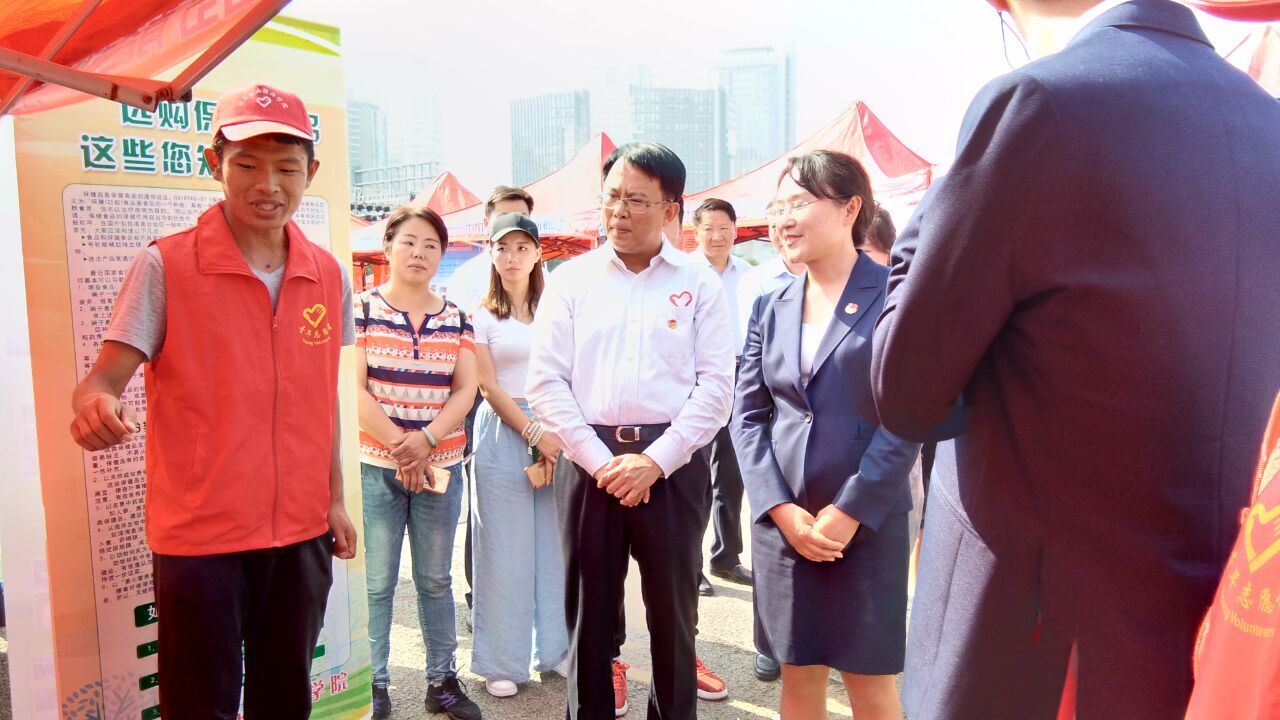 志愿者向团省委书记王艺介绍贝博官网质量学社